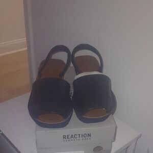 Kenneth Cole Reaction Navy Sandals